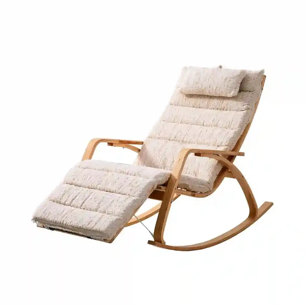 Mecedora con asiento alargado y cojines claros - beige