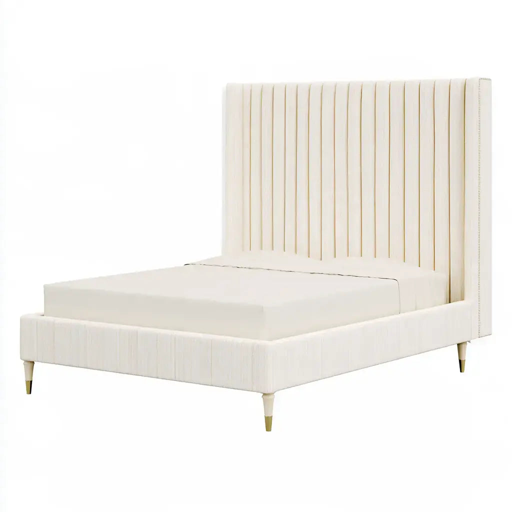 Cama con cabecero claro de canales verticales - beige